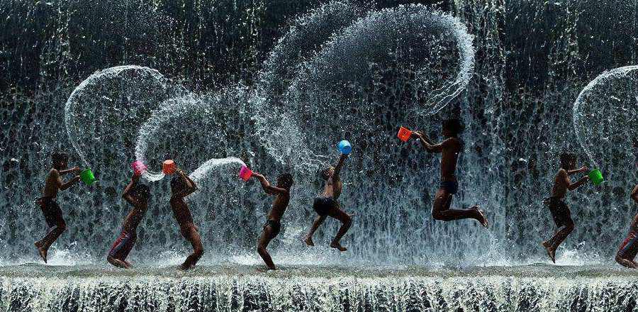 Enfants qui dansent de joie sous la pluie 900 op